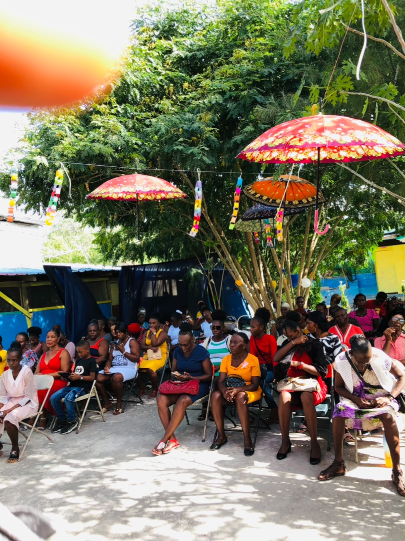 Participants assis pendant la fête des mères avec vue d'ensemble de la foule