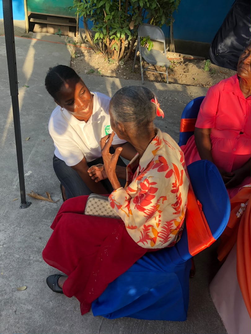 Agent MASOP en échange avec une dame âgée pendant la fête des mères